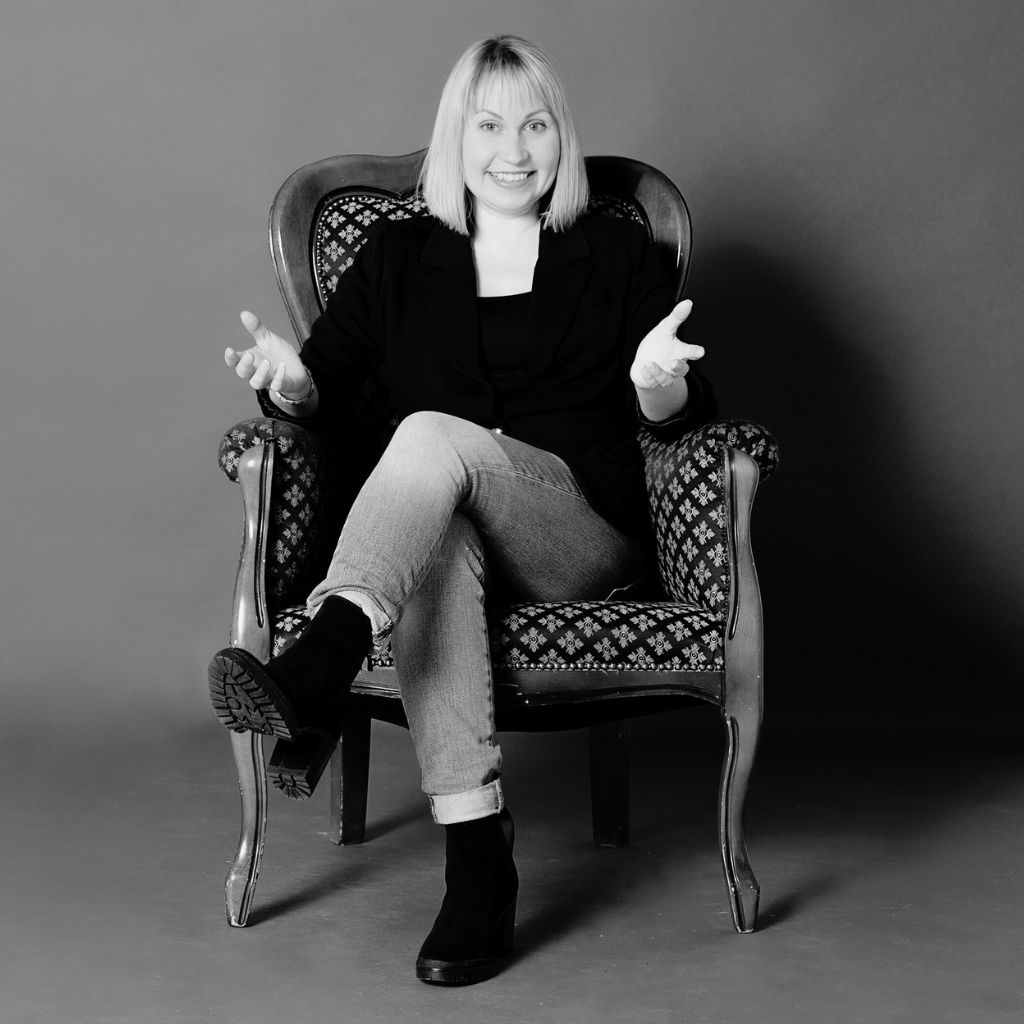 Anne-Mari Jussila istuu